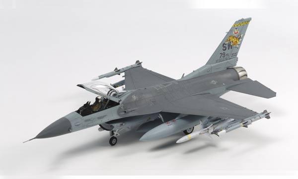 avion Tamiya F-16CJ avec Charges Externes